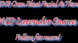 Modelul asiatic sexy în costum dă deepthroat cu fantezie picioare și ejaculare pe față