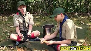ऑस्टिन यंग 18+ स्काउट फ्रेंड इयान लेवाइन को वाइल्ड हार्डकोर गे सेक्स में ब्लोज करता है!