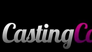 Ny ginger viser agent sine færdigheder med legetøj i interview.