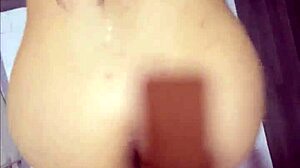 Perverzna mačeha trese rit v prhi, da zapelje vohunskega pastorka