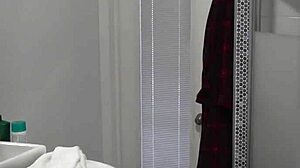 Mačeha pride domov, kurac ninja boginja Brianna Beach poln video na Sheer z mokro pičko kopalna fetiš doggystyle