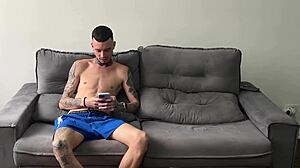 Kongkek sedap selepas kerja di rumah dengan batang besar.