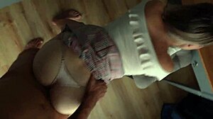 ฉันถูกกระตุ้นโดยกระโปรงสั้นของพี่สาวต่างมารดาและแบ่งควยกับเธอ