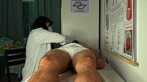 病院で看護婦が患者の勃起を観察