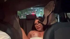 Uber-sjåfør kneper asiatisk kone! Cuckold ser på interracial action!