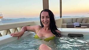 Mi Rilasso in Jacuzzi con Sexy Matrigna