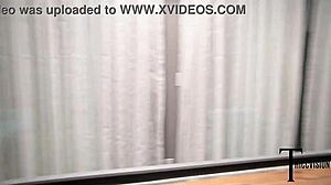 אישה צעירה מקבלת קרימפיי אחרי סקס במקלחת