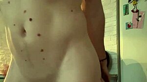 Сестра доминирует над задницей брата на кухне