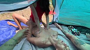 二人の男がカップルに会って彼の彼女を公共ビーチで即ハメ パート2！