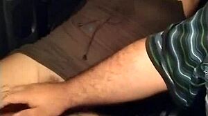 Merész latin kurva ujjal és masztival a nyilvános Uberben