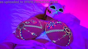 Neon leuchtende maskierte Schlampe mit riesigen Titten masturbiert wild mit Anime-Stöhnen - Lilykoti