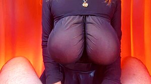 أشعر بصدرها الكبير المثالي في شبكة نايلون ضيقة وأنا أنيك صدرها حتى الإفراز بين التيتان.