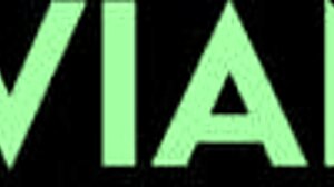 Mišičasta ženska pritisne femboya v telovadnici