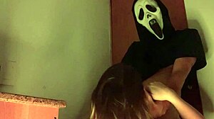 לבד בבית, כניסה לשירותים הופכת לסרט אימה