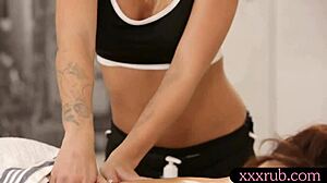 בחורה אוריינטלית מתנשקת עם מסז'יסט חם!