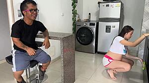 Těhotná nevlastní dcera uklízí kuchyň, obří prdel, těsná kunda šuk!