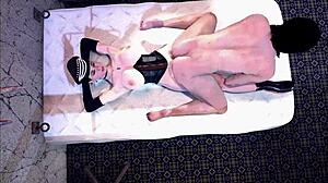 Доминираща фута шејмейл бие и чука покорен мъжки роб в BDSM сцена