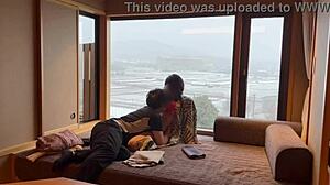 Ali se sprašuješ kako ji kopalni plašč skriva to sočno krivo rit ki prosi za jebanje?