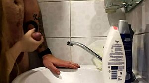 ساعدته مع انتصابه الصباحي بطريقة أنمي ممتعة