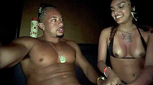 Mlada udata žena jebana u ljuljaškoj kabini, puna sperme