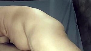 Λατρεύω να καβαλάω το τεράστιο πούτσο του φίλου μου με τον σφιχτό μου κώλο, αφήνοντάς τον να με σφυροκοπάει μέχρι να χύσω σκληρά!