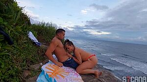 Jeg fanger en mann med en het blondine på Itanhaem-stranden i et subtilt øyeblikk av lidenskap