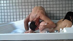 Vruća žena voli pušenje i lizanje u motelu