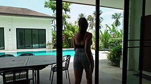 Real estate agent goes all out to make a sale