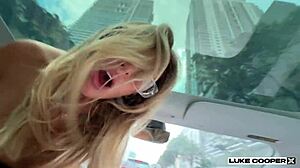 Bonnie Blue καβαλάει σκληρά στο αυτόματο Tesla!