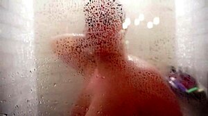 Vicki the Italian MILF has a solo bath time with self-pleasure