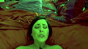 Чувствую себя такой горячей, проводя Рождество с парящим присутствием друга