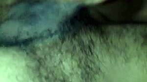 Liam J egyedül forró kézimunkával