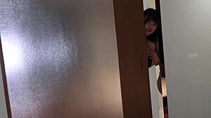 Часть 1: Миленькая азиатка с J-чашкой удивляет домашним хардкором в догги и миссионерской позе! Три раунда легко!