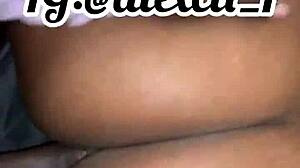 18-летняя рыжая девушка принимает большой член в мокром домашнем трахе