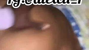 18-летняя рыжая девушка принимает большой член в мокром домашнем трахе