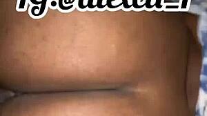 18-летняя рыжая девушка принимает большой член в мокром домашнем трахе