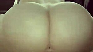 Fuskande Gym Mamma Längtar Efter Intensiv Action med Monsterkraft