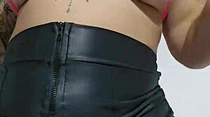 यंग ओप्पाई पब्लिक में सोलो फ्लैश करती है