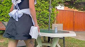 Hei, haluutko nähdä siivoustytön panemisen puutarhassa?