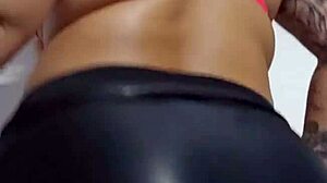 यंग ओप्पाई पब्लिक में सोलो फ्लैश करती है