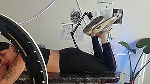 Tattoo sessie met vingeren erbij door handige artiest in hete tattoo seks