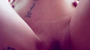 Габриела Флорес и Аиксмен чукат яко в колата дълбоко в гората