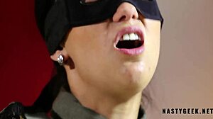 Мачуха с большими сиськами случайно отправляет нюдсы пасынку