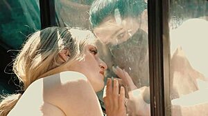 Charlie Forde sexy divisée