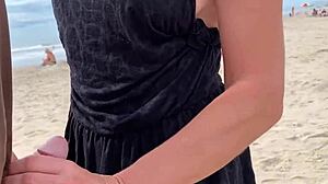 ビーチでMILFが大チンポをシゴいて射精 アニメ