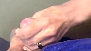 MILF drmasta velik kurac na javni plaži, ejakulacija anime