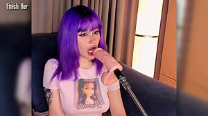 Sleduju softcore alt anime holku s drobným 18+ tělem a tetováním tančit