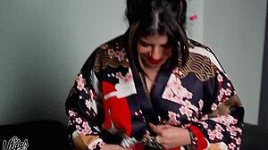 Jak słodko wyglądam ssąc kutasa w tym anime kimonie?