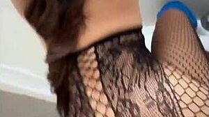 귀여운 밀프가 홈메이드 가족 비디오에서 따먹어