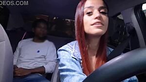 Эй, эта рыжая жена мастурбирует и показывает на улице 😏